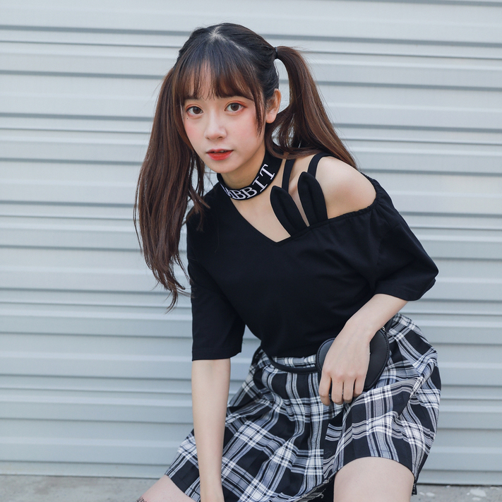 SNBL Girl : พรีออเดอร์ เสื้อยืดแฟชั่นเปิดไหล่ข้างเดียวสีดำ แต่งหูกระต่ายน่ารักๆ แบรนด์แท้