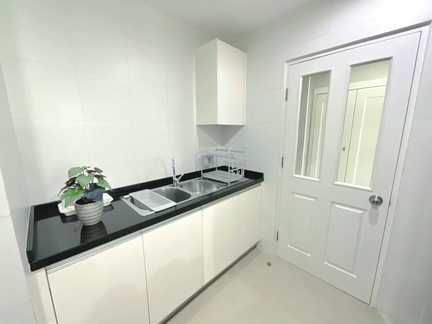 ให้เช่าคอนโด Siri Residence (สิริ เรสซิเด้นซ์) (สุขุมวิท 24) 2 ห้องนอน 2 ห้องน้ํา (1 อ่างอาบน้ํา) ขนาด 93 ตารางเมตร