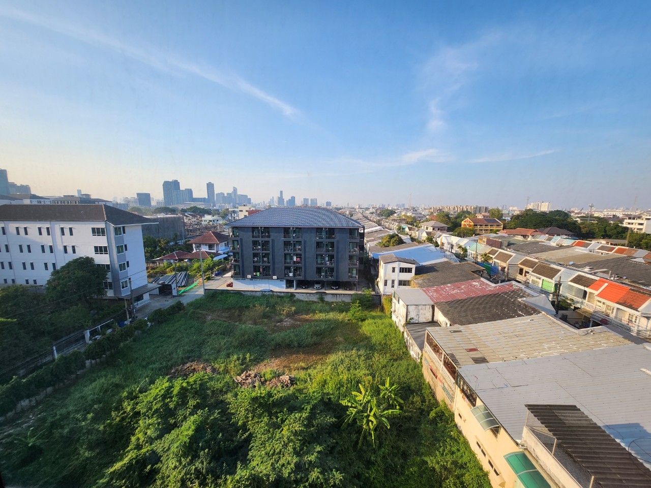 ขายคอนโด The Green Condo 3 เดอะ กรีน คอนโด 3 เฟส : 3 ชั้น: 7 แบบ 1 ห้องนอน 1 ห้องน้ำ 1 ห้องนั่งเล่นและ 1 ห้องครัว ขนาด 31.5 ตารางเมตร