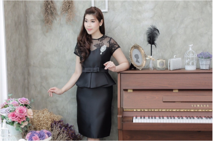 ชุดเดรสสีดำสวยๆ ทรงเข้ารูป แขนสั้น เอวแต่งระบาย ใส่ออกงาน ใส่ทำงาน ลุคเรียบร้อย สวยสุภาพ ดูดี
