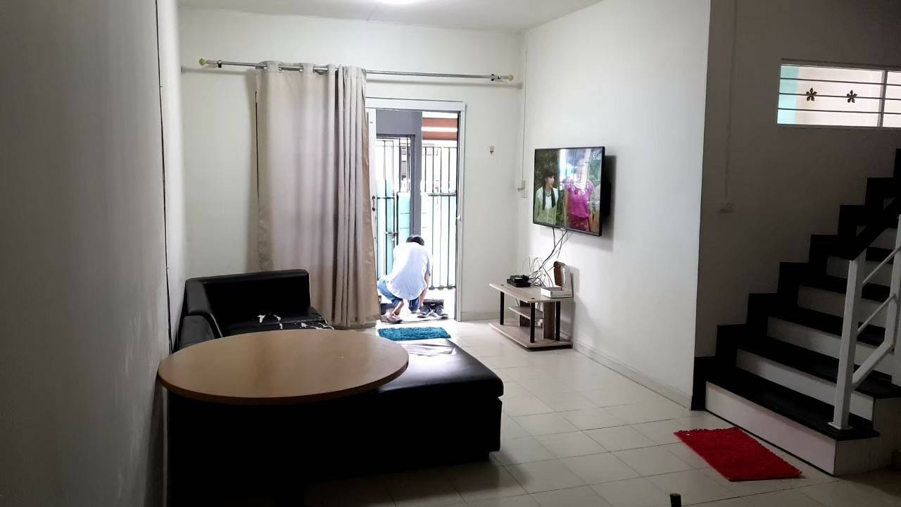 ให้เช่าทาวน์เฮ้าส์ 2 ชั้น หมู่บ้านพฤกษา 58/2 ให้เช่าเดือนละ 14,000 ถนนลาดกระบัง 54 มี 3 ห้องนอน