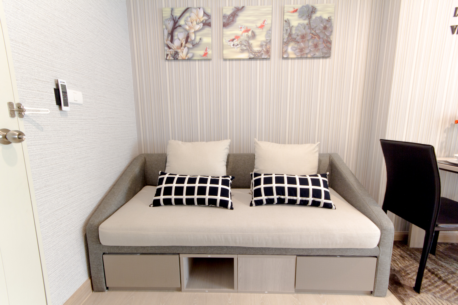 ขายคอนโดThe Kith Plus Sukhumvit 113 (เดอะ คิทท์ พลัส สุขุมวิท 113) 2 ยูนิต ตกแต่งครบพร้อมเข้าอยู่ ยูนิตที่1 แบบ 1 ห้องนอน 1 ห้องน้ำ ตึก A ชั้น 3