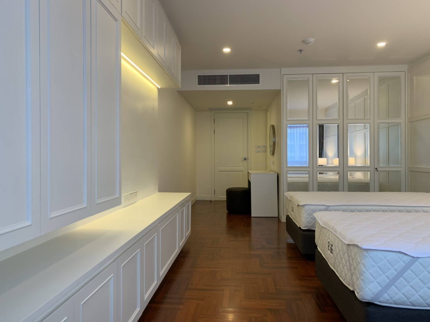 ให้เช่าคอนโด Baan Suanpetch (บ้าน สวนเพชร) 2 ห้องนอน 3 ห้องน้ำ 1 ห้องแม่บ้าน 1 ห้องรับแขก 1 ห้องครัว