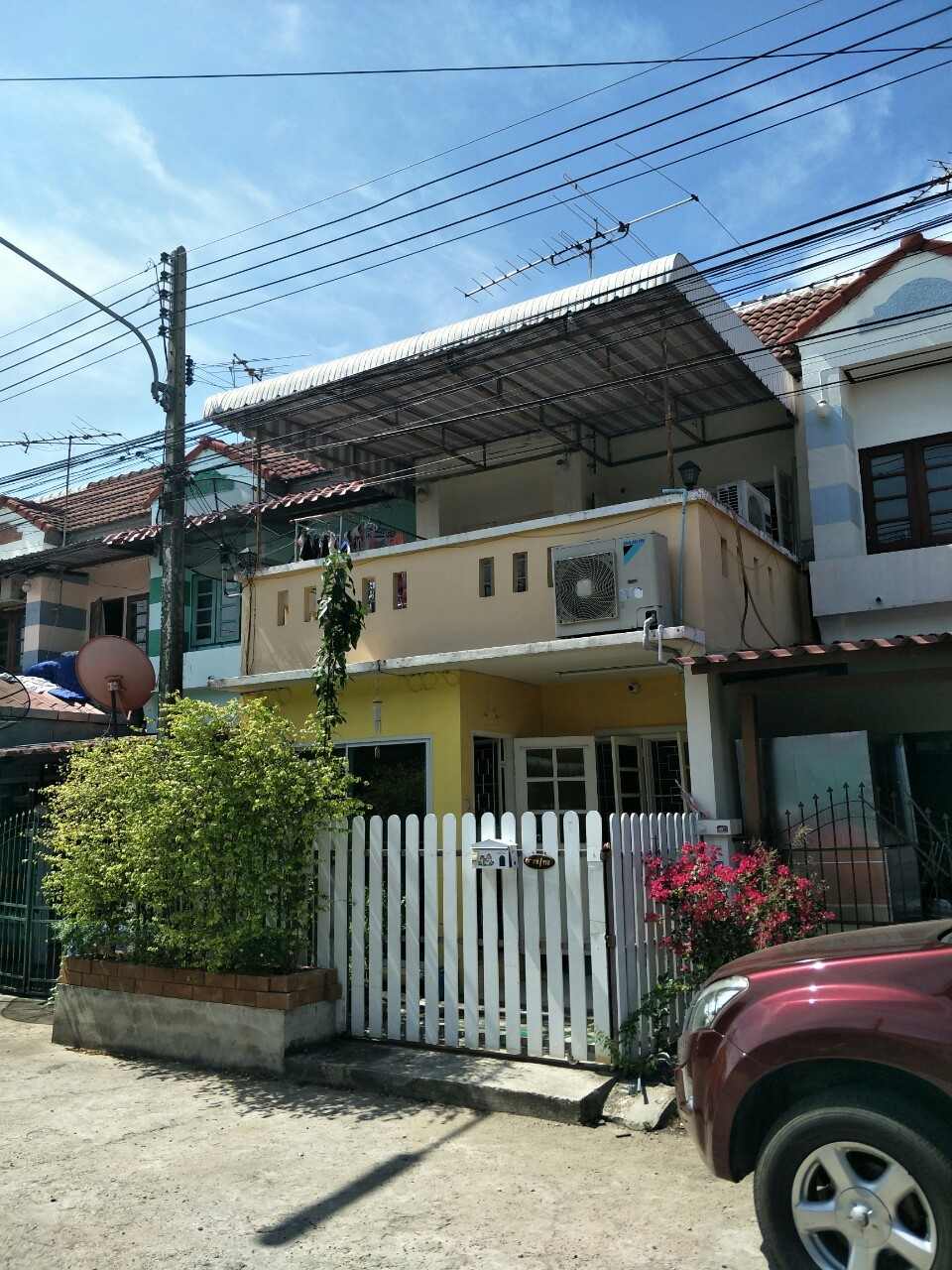 ขายทาวน์เฮ้าส์ 2 ชั้น ซื้อบ้านมีเงินทอน โครงการหมู่บ้าน คัทลิยา วิลล์ ลำลูกกา คลอง 3 — ติดถนนใหญ่ ไม่ต้องเข้าซอยย่อย