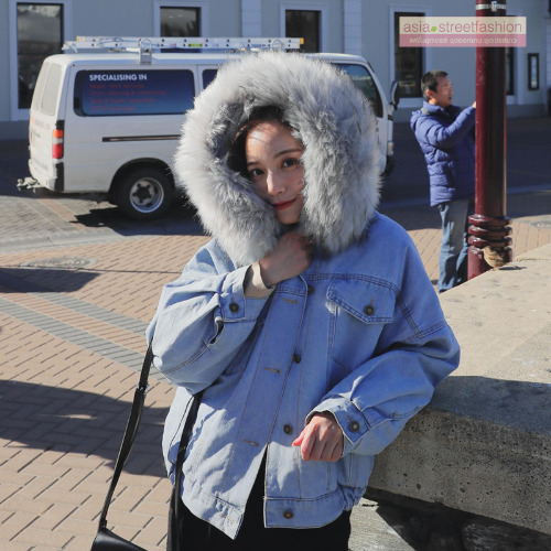 เสื้อกันหนาว ช่วงตัวเป็นผ้ายีนส์ ด้านในบุขนช่วงตัว ช่วงแขนบุซับในกันลม พร้อมขนเฟลอฟูนุ่มมาก งานดี การรันตีจ้า มี 3 สีน้า ขนสีเทา