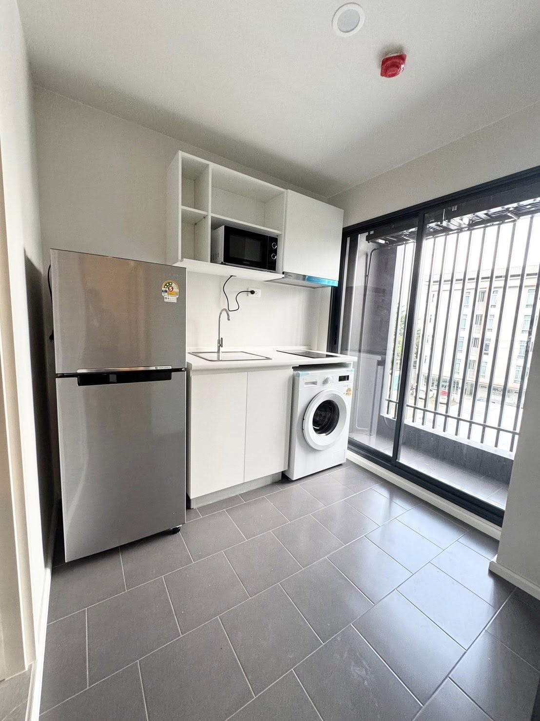 พร้อมเข้าอยู่! ให้เช่าคอนโด BLUE SUKHUMVIT 105 (บลู สุขุมวิท 105) ใกล้ MRT ศรีลาซาล / BTS แบริ่ง เดินทางสะดวก