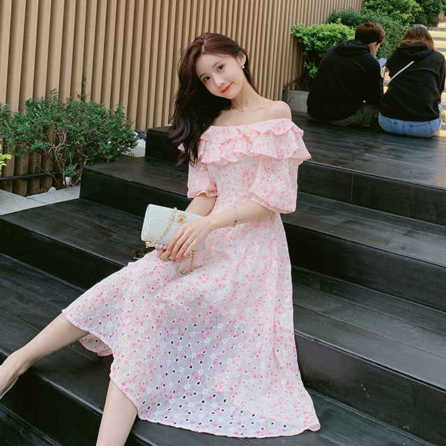 Palglg : พรีออเดอร์ เดรสยาวแฟชั่นสไตล์วินเทจฉลุลายทั้งชุด ปักลายดอกไม้ คอกว้าง ใส่แบบเปิดไหล่หวานๆ ได้ทั้งสองแบบ แบรนด์แท้