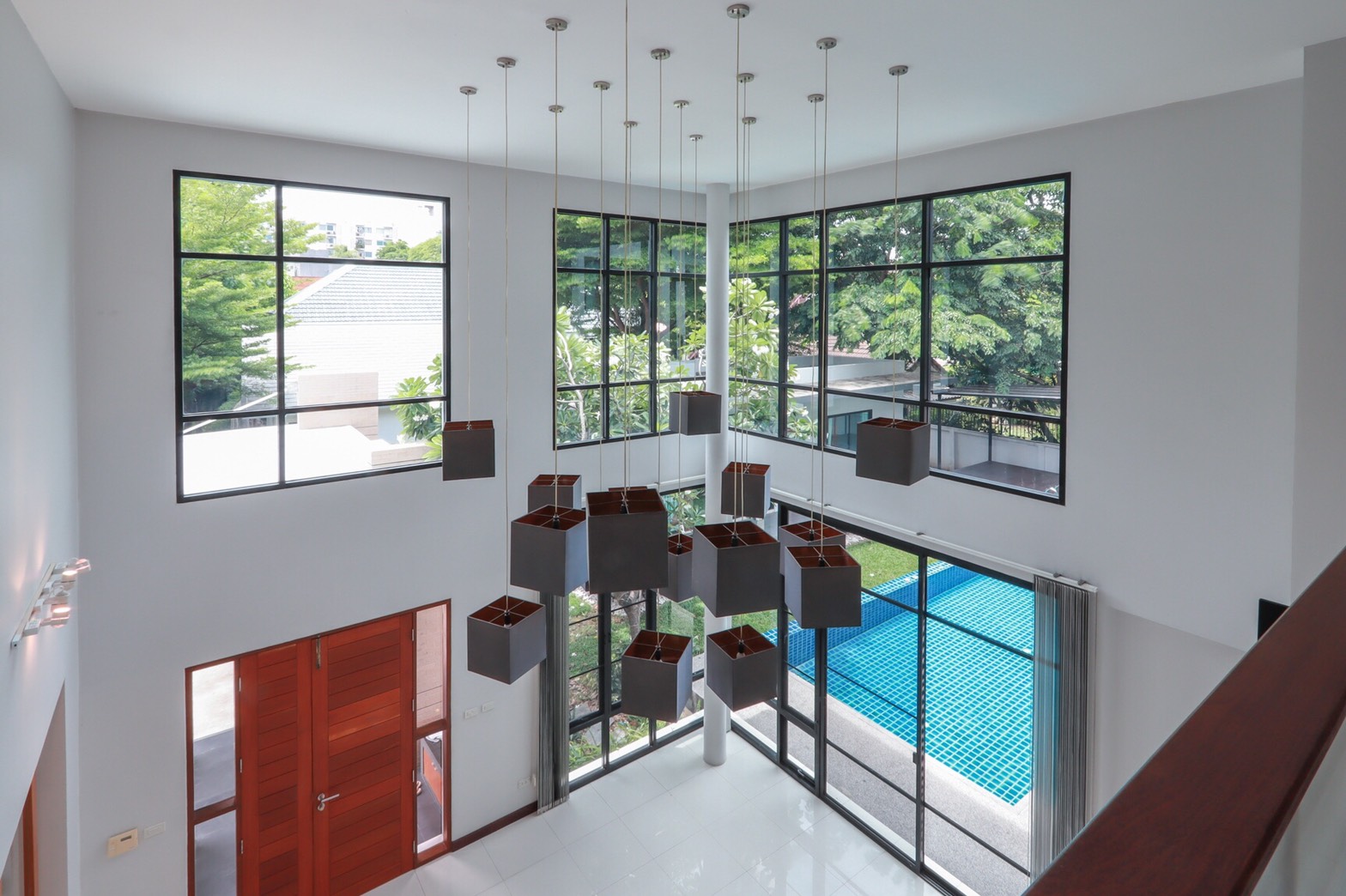 ให้เช่าบ้านเดี่ยว 2 ชั้น มีสระว่ายน้ำส่วนตัว ใกล้เอกมัย / ทองหล่อ เพียง 700-800 เมตร อยู่ถนนประดิษฐ์มนูญธรรม (ซอย ยืนยง)