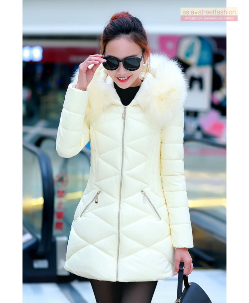 เสื้อกันหนาวฮู้ดดี้ ทรงสวย แต่งเฟอร์หนาฟู สีขาวครีม งานเกรดดีเหมือนแบบ อุ่นมาก หิมะก็เอาอยู่ (ถอดขนถอดฮู้ดได้)