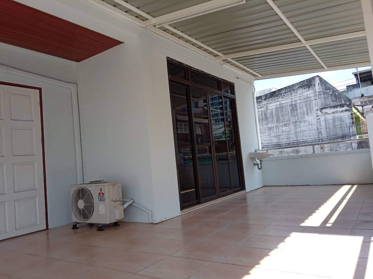 ให้เช่าทาวน์เฮ้าส์ 2 ชั้น หัวมุมถนน อยู่ในหมู่บ้าน กาญจนา ซอย จ่าบัน ศรีราชา 4 ห้องนอน 35,000 /ต่อเดือน