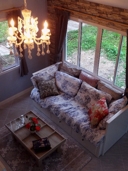 รหัสทรัพย์ 32240 ให้เช่า / ขาย บ้านเดี่ยว 2 ชั้น ใน Brookside Valley Rayong ใกล้ทะเลสาบ ( เดินแค่ 20 วินาที ) เนื้อที่ 105 ตรว. 3 ห้องนอน 2 ห้องน้ำ โซฟาสามารถปรับเป็นเตียงนอนได้