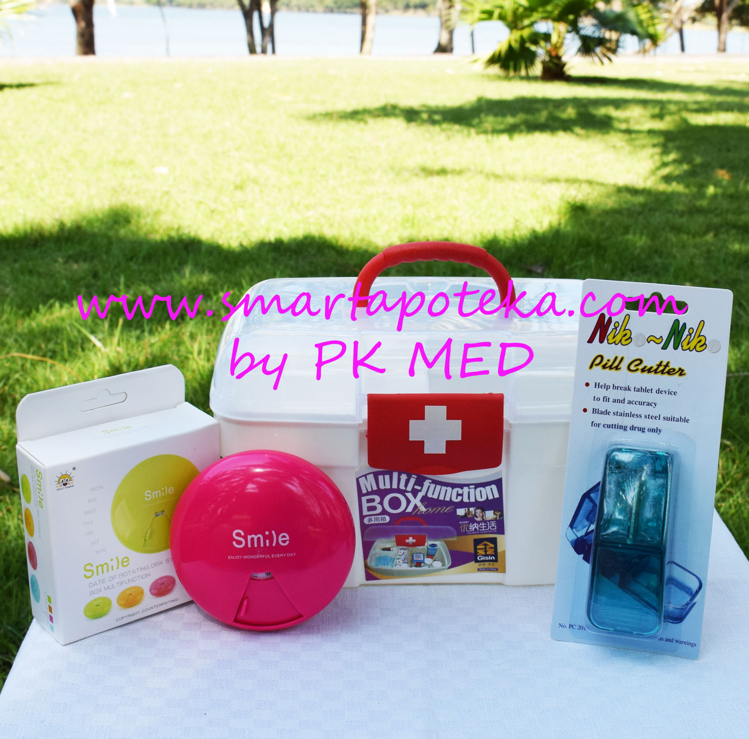 PK MED กล่องใส่ยาสามัญประจำบ้าน Size "M" (แดง) + ตลับใส่เม็ดยา smile candy (สีชมพู) + ที่ตัดเม็ดยา (สีเขียว/น้ำเงิน)