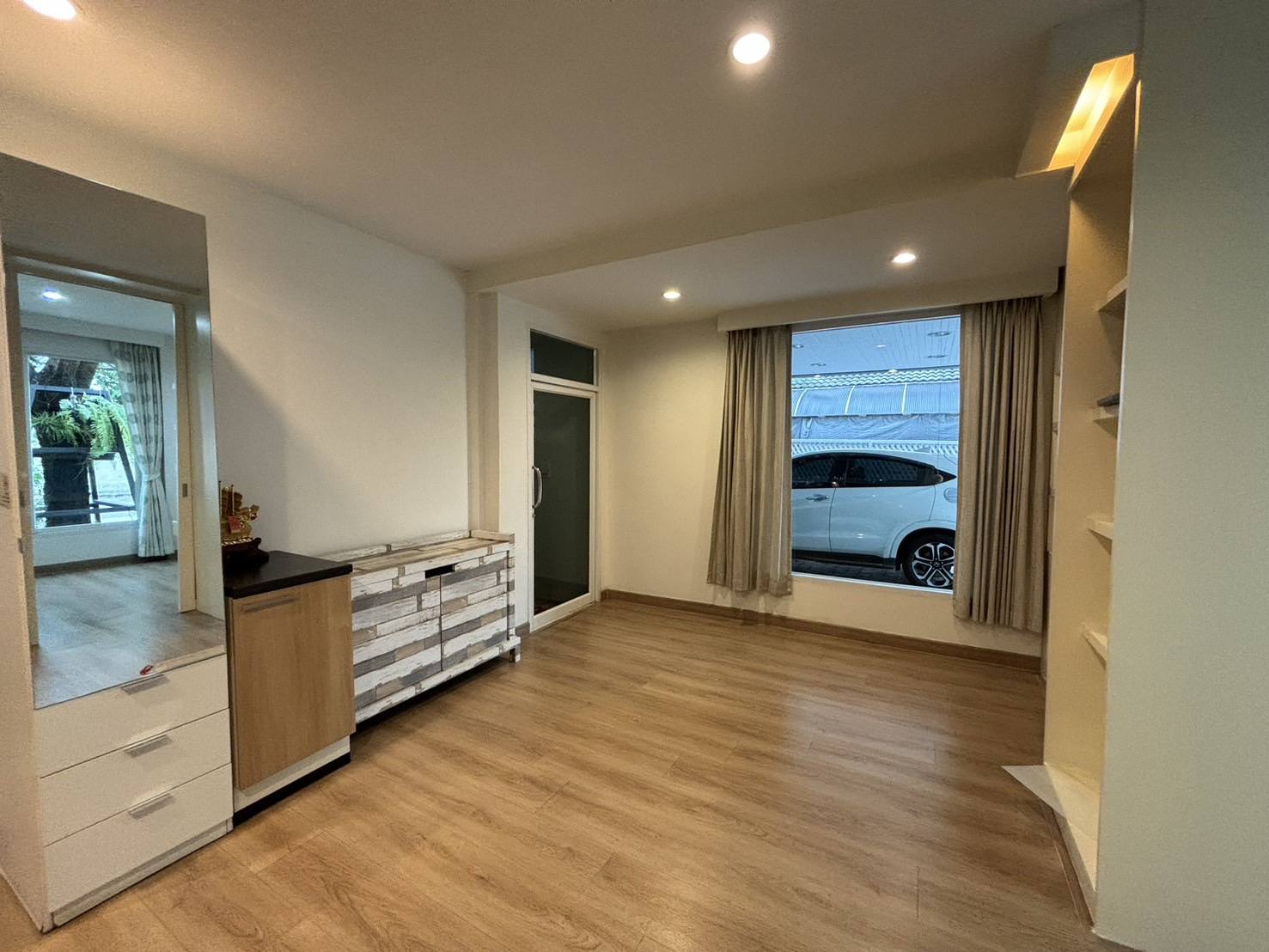 🏡 ให้เช่าบ้านเดี่ยวหรู หมู่บ้านบ้านลาดพร้าว Exclusive 📍 ถนนเลียบด่วนเอกมัย–รามอินทรา (ตรงข้าม The Crystal Park)