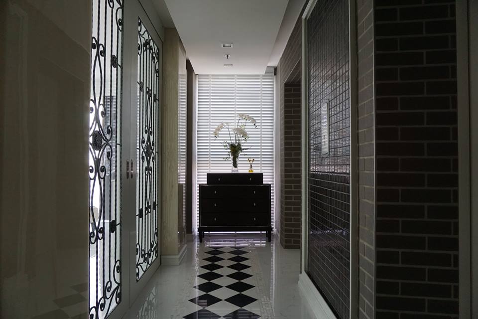 For rent A luxurious 3 bedrooms/bathrooms condo with large balcony overlooking onto the Chao Phraya River.