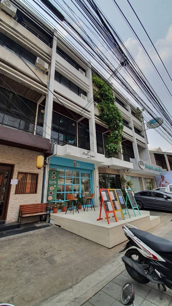 ให้เช่า shophouse ซอยสุขุมวิท 39 เดือนละ 110,000 บาท