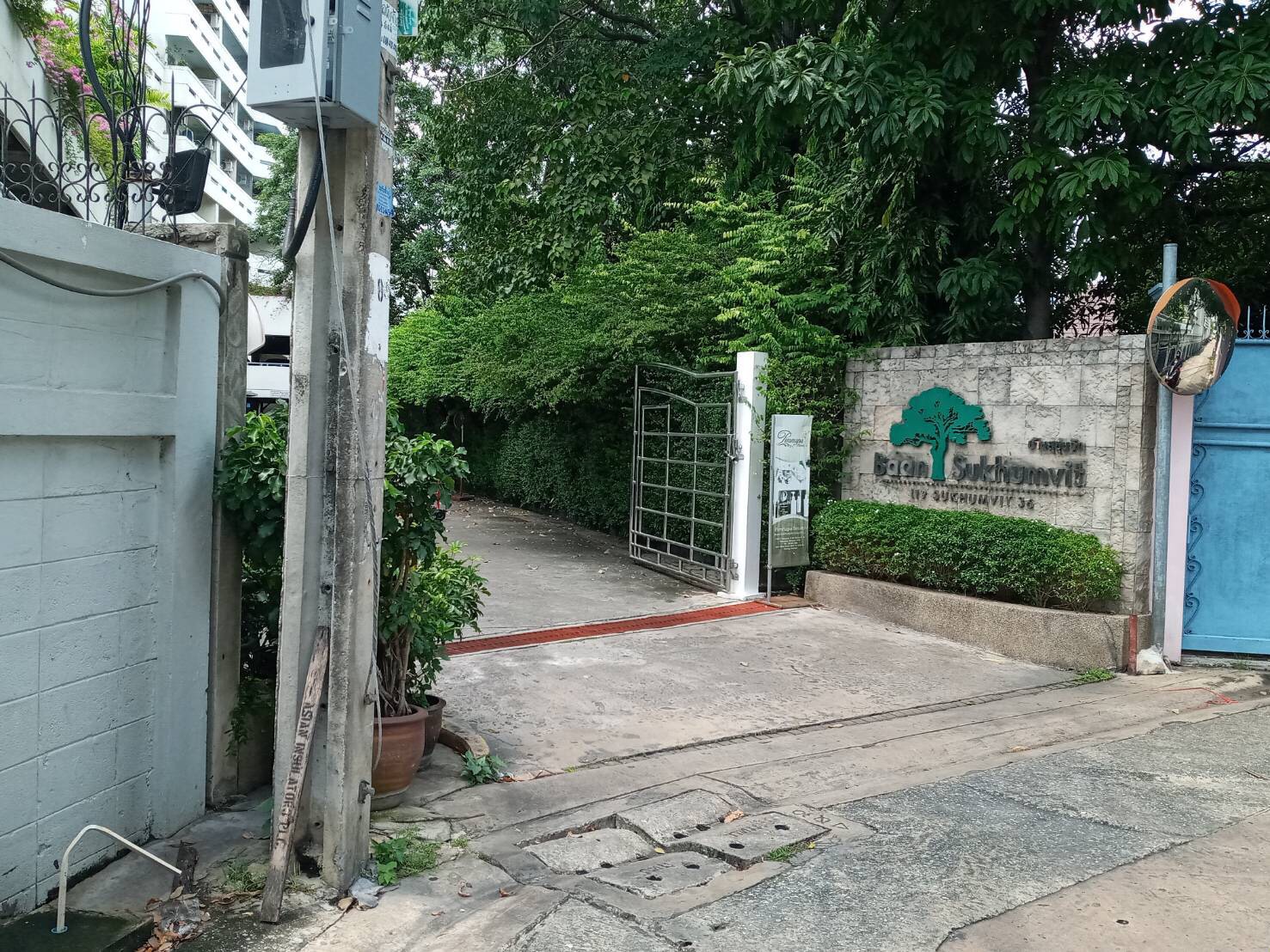 ขายคอนโด Baan Sukhumvit (บ้าน สุขุมวิท) แบบห้องมี 2 ห้องนอน 2 ห้องน้ำ (bathtub 1 & shower 1) มี 1 ห้องรับแขก 1 ห้องครัว