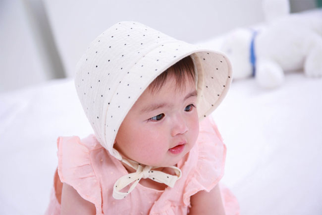 หมวกสาวน้อย ผูกใต้คาง สีครีมจุดดำ