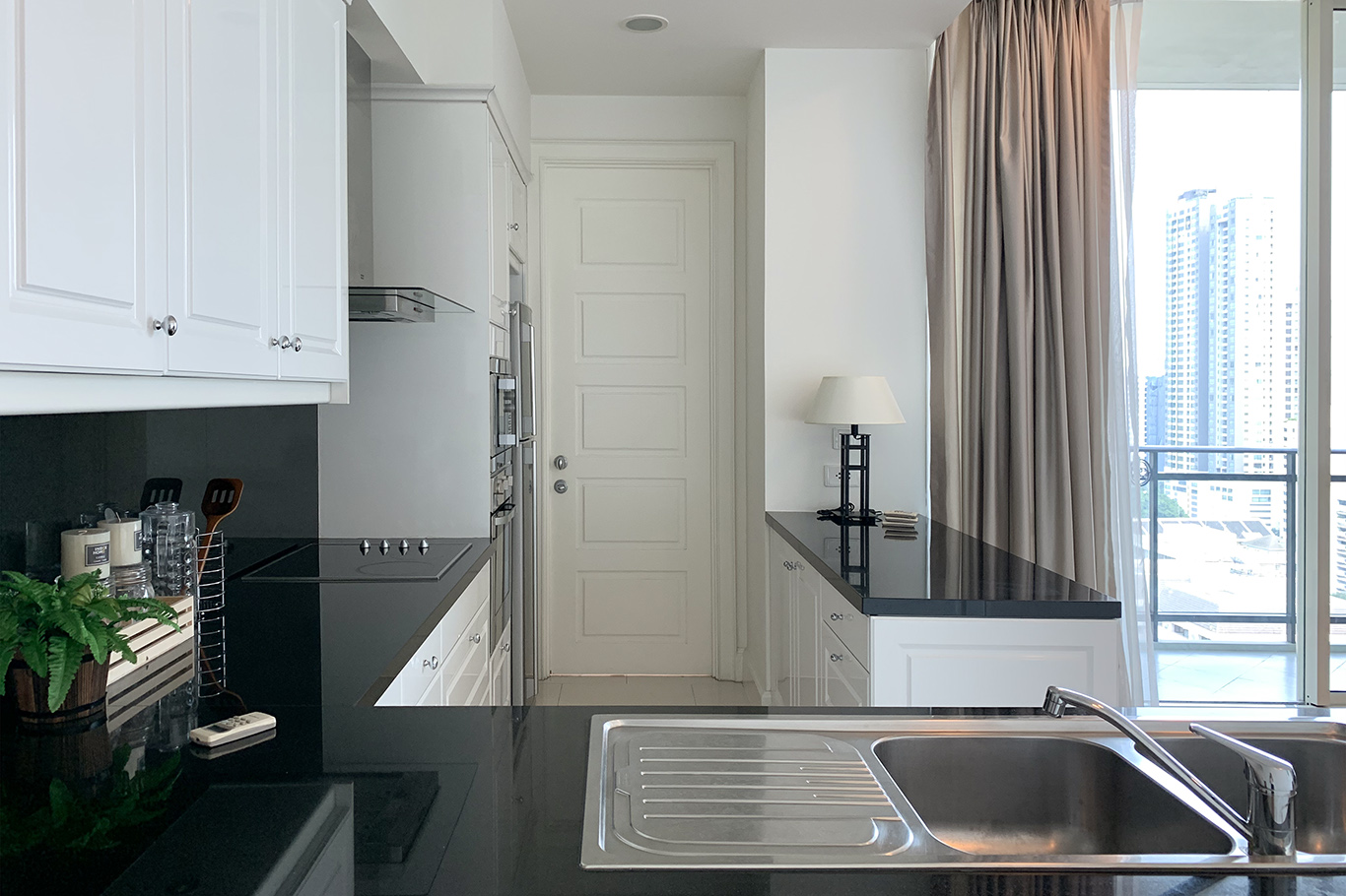 ให้เช่าคอนโด Royce Private Residences (รอย์ช ไพรเวท เรสซิเดนซ์ส) 2 ห้องนอน 2 ห้องน้ำ ขนาด 111.33 ตรม