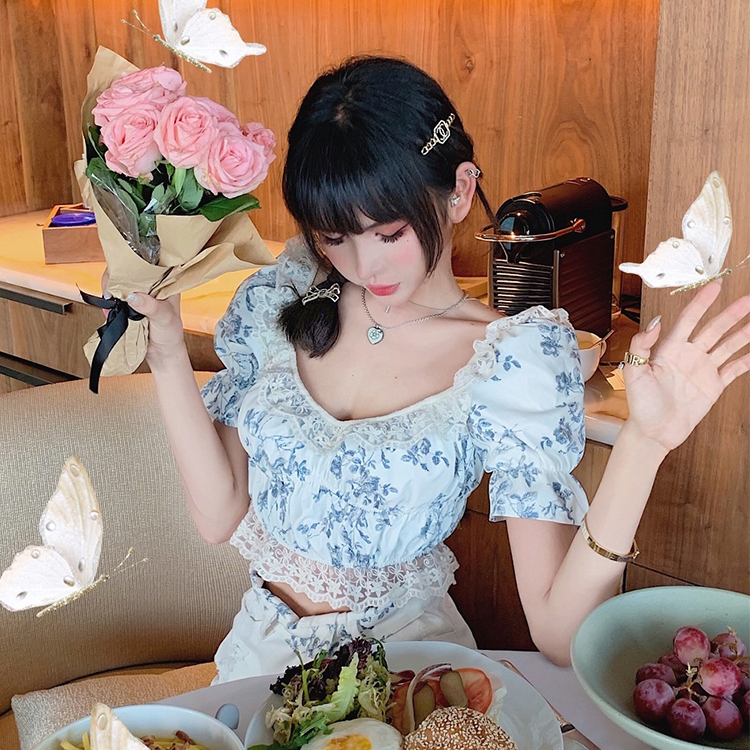 Girly Fancy Club : พรีออเดอร์ เสื้อแฟชั่นสไตล์หวาน ลายดอกไม้ครอปสั้น แต่งระบายลูกไม้ แบรนด์แท้