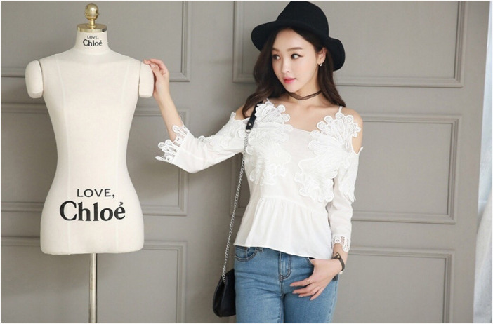 เสื้อลูกไม้สีขาว สายเดี่ยว ไหล่เว้า สวยเก๋ น่ารัก ดูดี