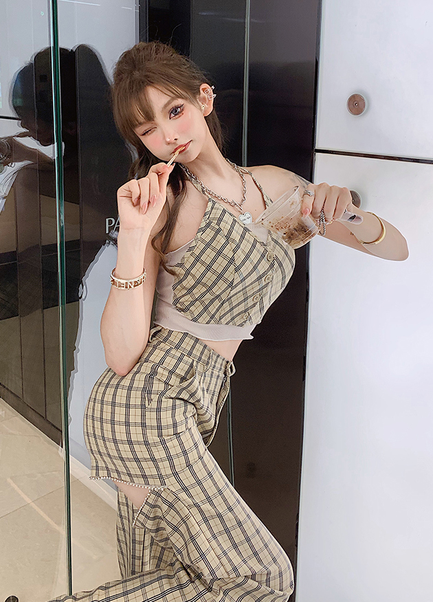 Girly Fancy Club : พรีออเดอร์ ชุดเซ็ทแฟชั่น ( ราคาแยกชิ้น ) เสื้อเกาะอกครอปสั้นมีสายคล้องคอลายสก็อต และ กางเกงขายาวผ่าหลังข้างเดียวแต่งมุก แบรนด์แท้