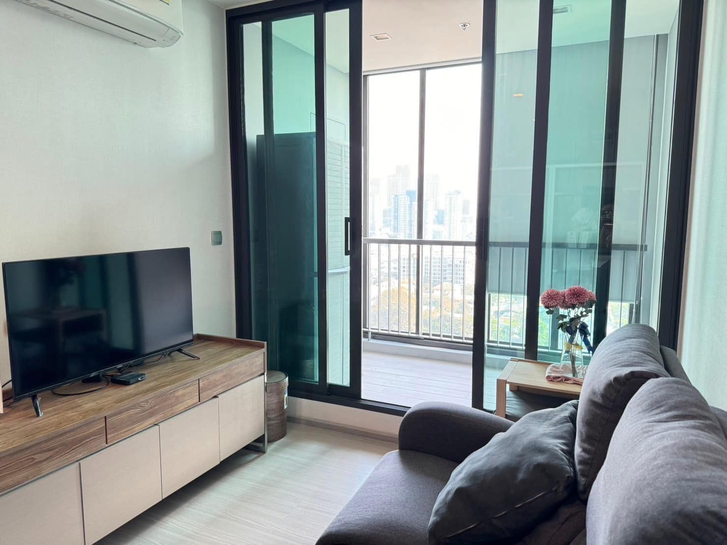 ให้เช่าคอนโด Life Sukhumvit 62 (ไลฟ์ สุขุมวิท 62) Life Sukhumvit 62 (for rent) Accessible to both BTS & expressway