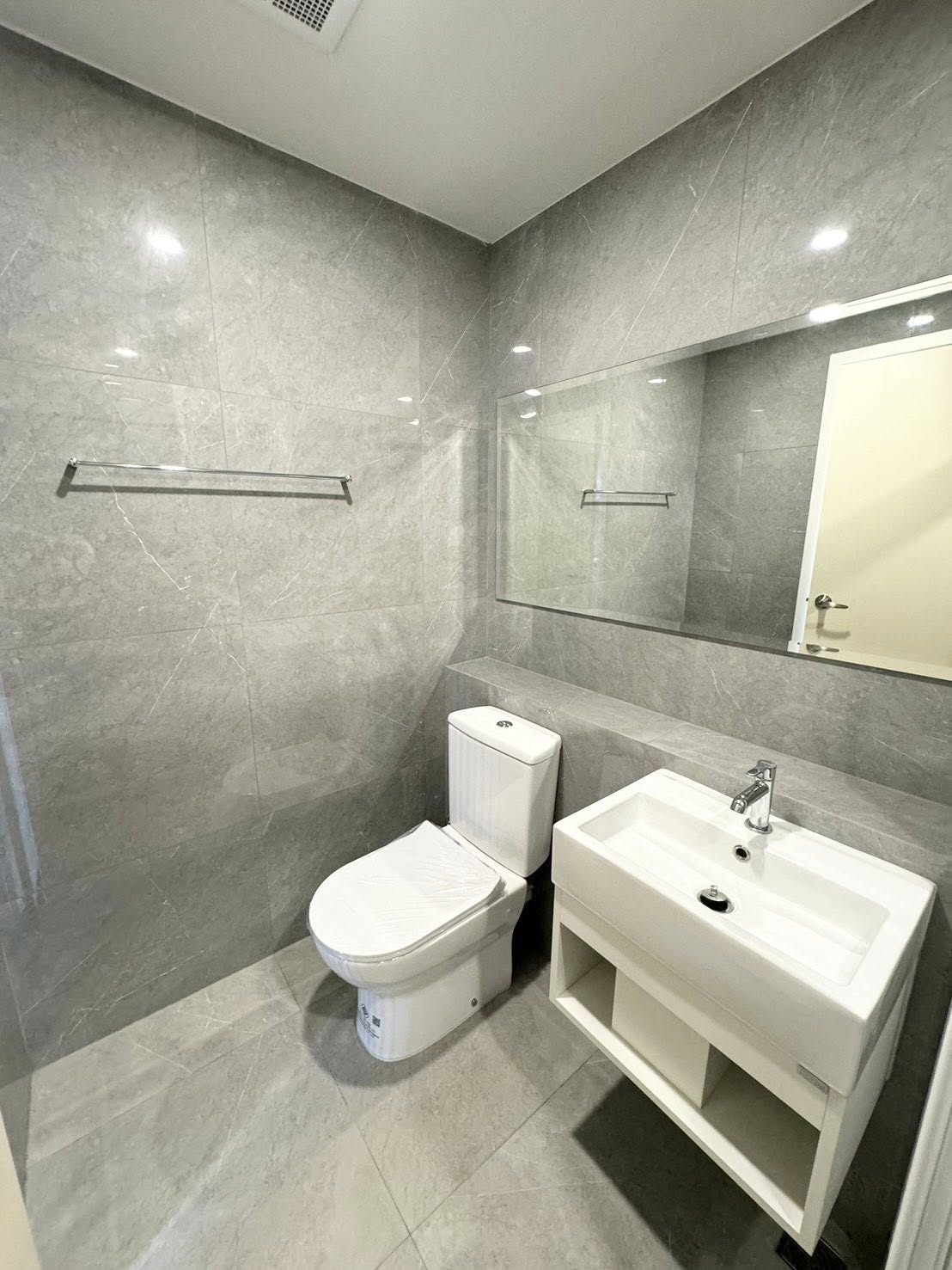 พร้อมเข้าอยู่! ให้เช่าคอนโด BLUE SUKHUMVIT 105 (บลู สุขุมวิท 105) ใกล้ MRT ศรีลาซาล / BTS แบริ่ง เดินทางสะดวก