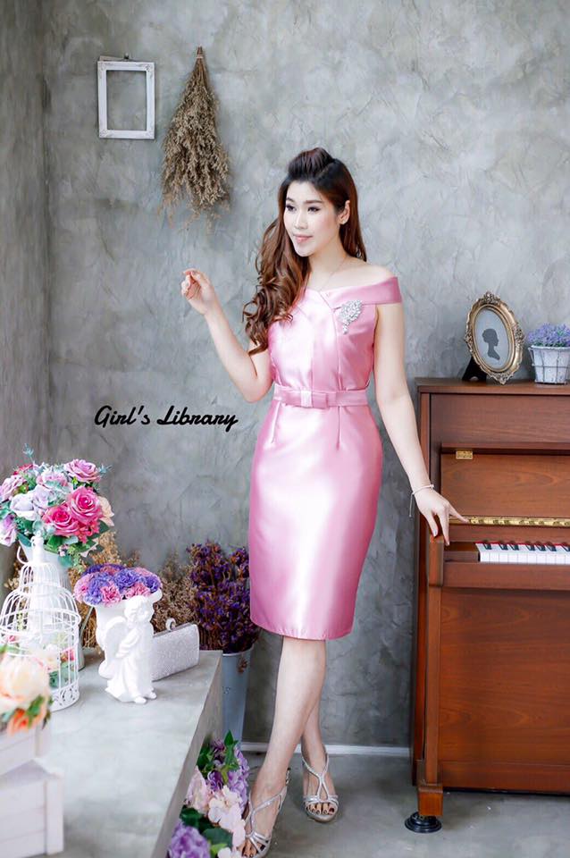 ชุดไปงานแต่งงาน/ชุดออกงานสีชมพู เดรสสวยหรู ผ้าไหม ทรงเปิดไหล่ เข้ารูป แนวเรียบหรู ดูดี