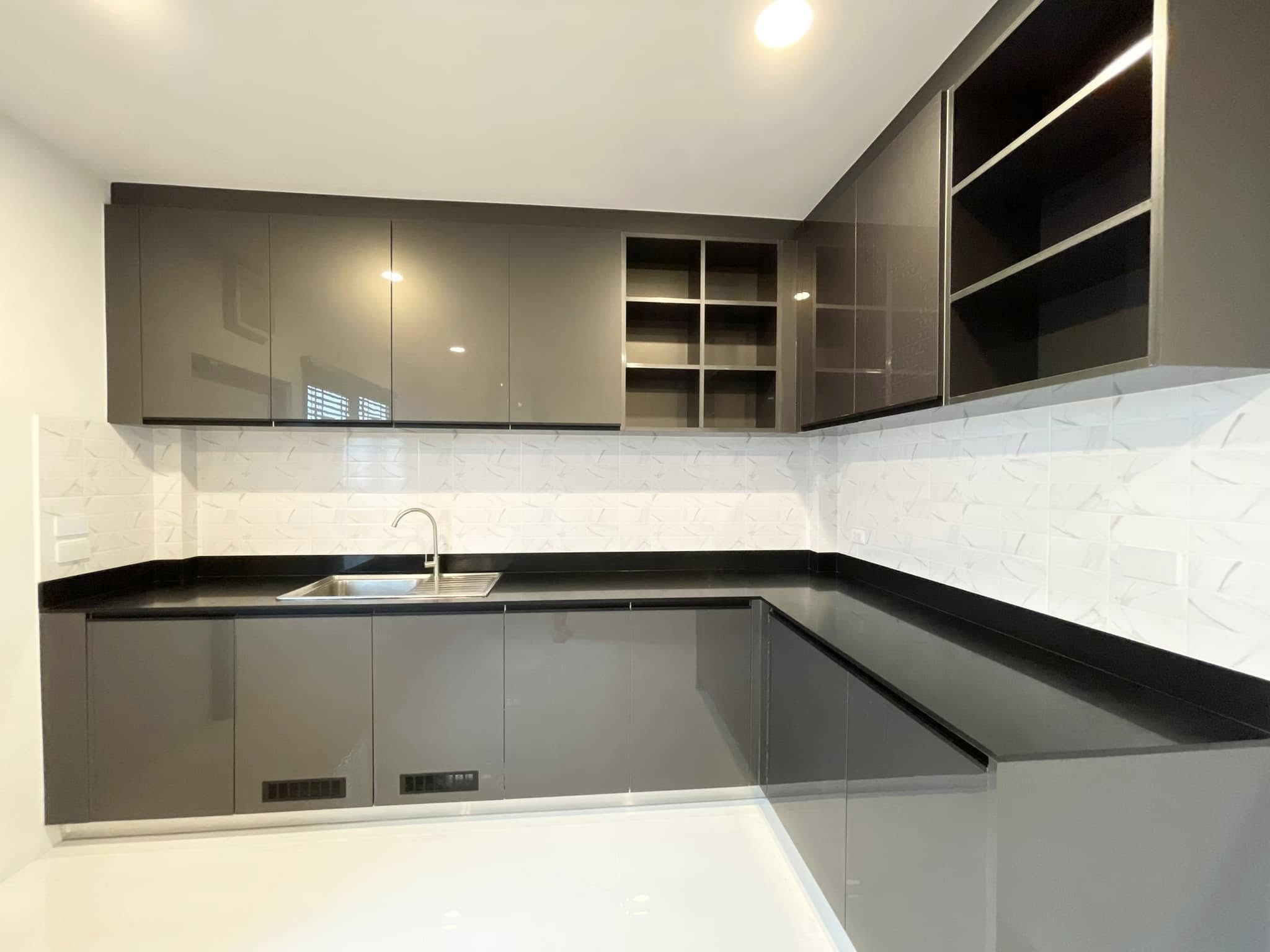 ให้เช่าบ้านเดี่ยว 2 ชั้น หมู่บ้าน THE CITY บางนา ✨ทำเลทอง✨ใกล้Mega Bangna และโรงเรียนนานาชาติชั้นนำ ห้องนอน : 6 ห้องนอน (รวมห้องแม่บ้าน) ห้องน้ำ : 7