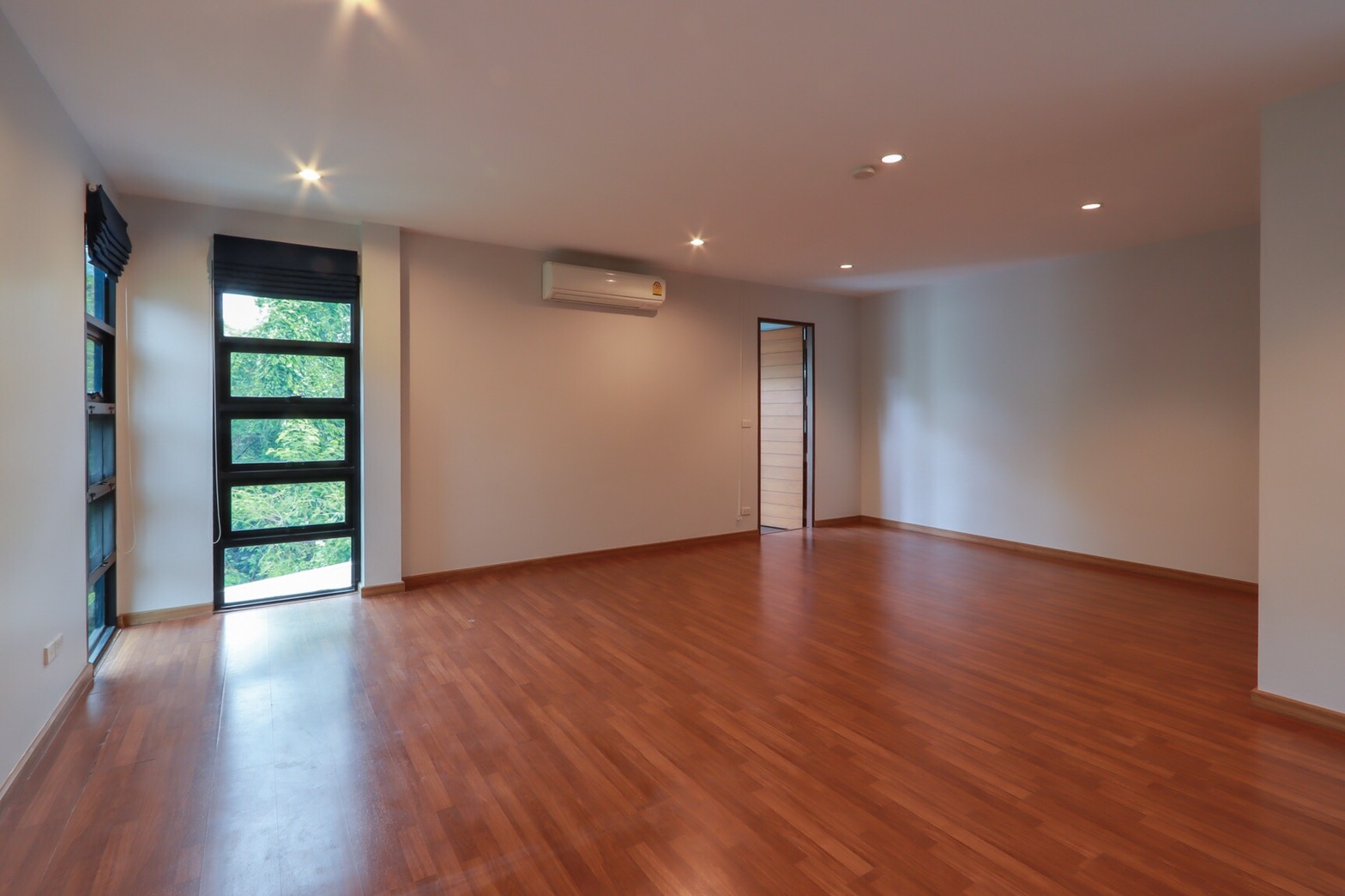 ให้เช่าบ้านเดี่ยว 2 ชั้น มีสระว่ายน้ำส่วนตัว ใกล้เอกมัย / ทองหล่อ เพียง 700-800 เมตร อยู่ถนนประดิษฐ์มนูญธรรม (ซอย ยืนยง)