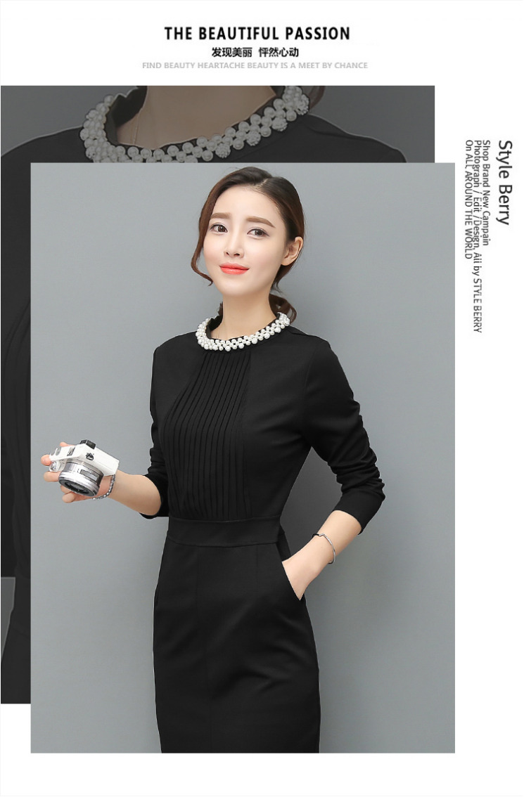 ชุดเดรสทำงานสีดำ ทรงเข้ารูป แขนยาว คอปิดประดับมุก แนวเรียบหรู สวยสง่า ดูดี สไตล์สาวออฟฟิศ