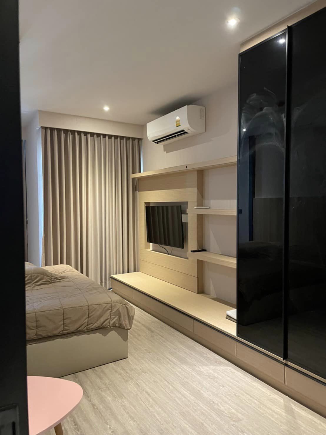 ให้เช่าคอนโด RHYTHM Ekkamai (ริทึ่ม เอกมัย) ห้อง STUDIO ขนาด 32 ตรม. ชั้น 29 มีกั้นระหว่างโซนครัวและโซนนอน