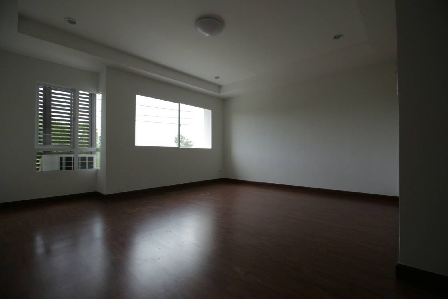 หมู่บ้านชวนชื่นโมดัส วิภาวดี ให้เช่าตึก 3.5 ชั้น ขนาด 20 ตร.วา หน้ากว้าง 5 เมตร