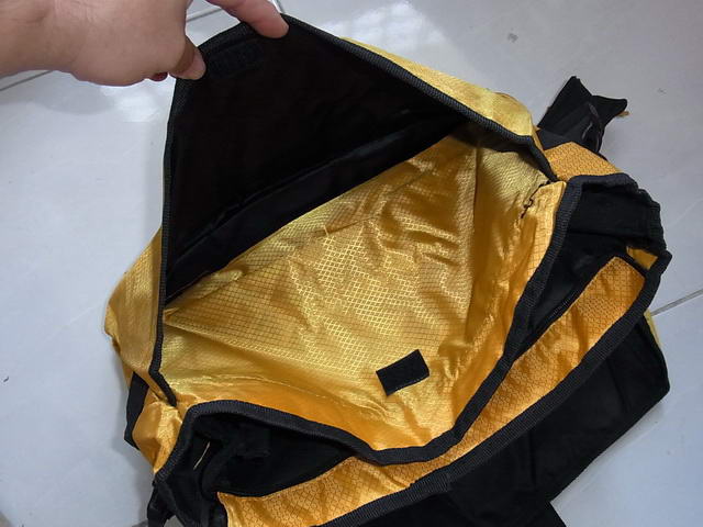 กระเป๋าสะพาย SUPREME ใบใหญ่ กว้า15นิ้ว ผ้ากันน้ำ มีสายรัดเอวเพิ่มความกระชับ