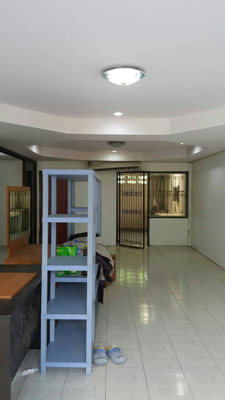 ทาวเฮาส์ 2 ชั้น ให้เช่า ราคาเช่า 15,000 บาท/เดือน มี 4 ห้องนอน 1ห้องเก็บของ 2 ห้องน้ำใหญ่