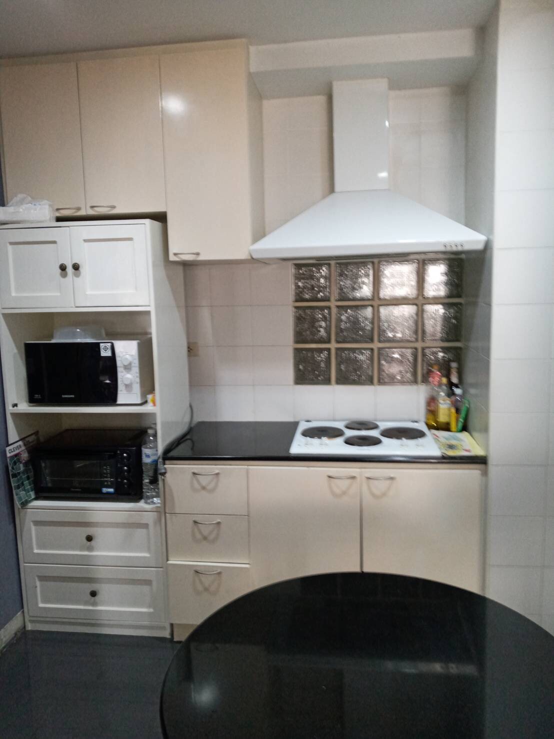 ขายคอนโด Baan Sukhumvit (บ้าน สุขุมวิท) แบบห้องมี 2 ห้องนอน 2 ห้องน้ำ (bathtub 1 & shower 1) มี 1 ห้องรับแขก 1 ห้องครัว