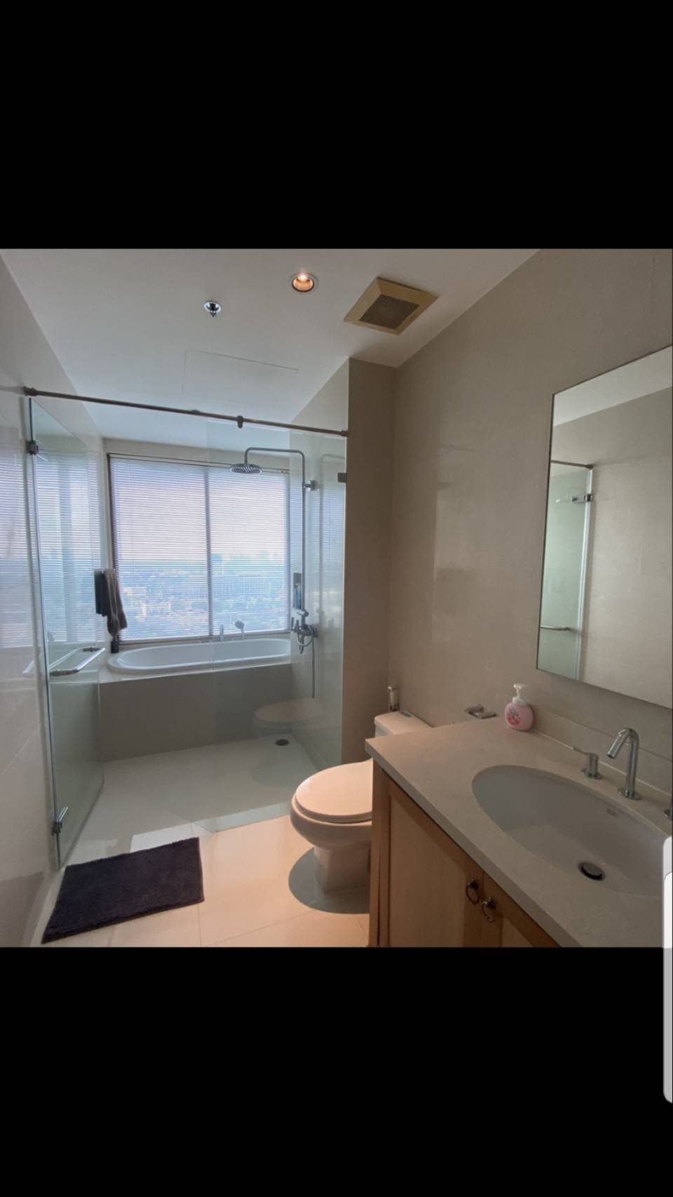 ขาย / ให้เช่าคอนโด The Emporio Place (ดิ เอ็มโพริโอ เพลส) 1 ห้องนอน 1 ห้องน้ำ ขนาด 65 ตรม