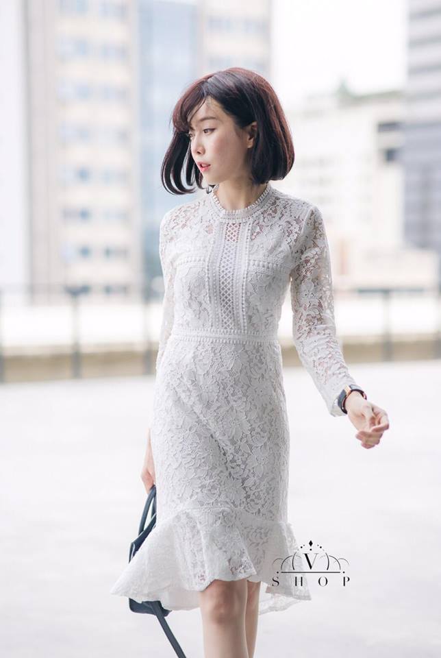 ชุดเดรสลูกไม้สีขาว เข้ารูป แขนยาว แนวเรียบหรู ดูดี เหมาะสำหรับใส่เป็นชุดออกงาน ชุดไปงานแต่งงาน