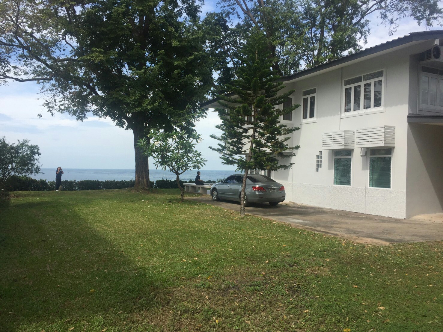 รหัสทรัพย์ 85855 ให้เช่าบ้านเดี่ยวติดทะเล ศรีราชา จ.ชลบุรี 3 ห้องนอน 2 ห้องน้ำ พื้นที่ 1 ไร่ ค่า 45,000 บาทต่อเดือน สัญญาเช่า 1 ปีขึ้นไป เดินทางตั้งต้นจากห้างโรบินสัน