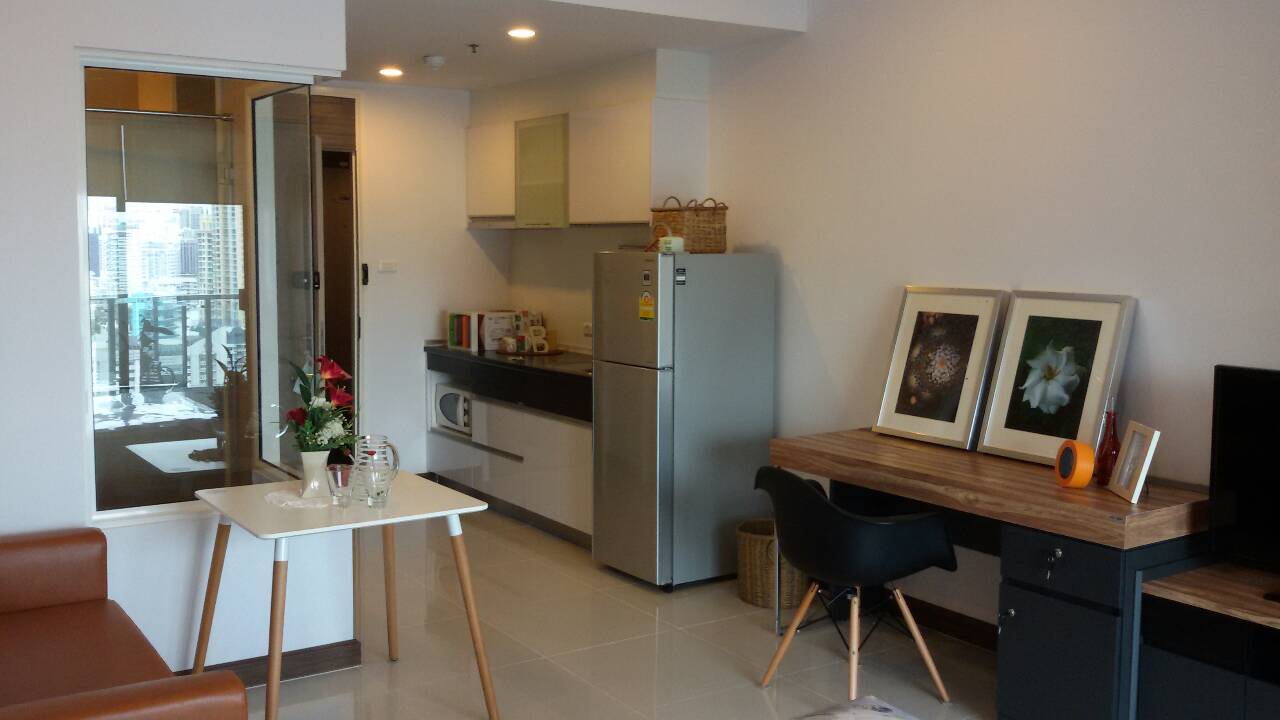 คอนโด Supalai Premier@asoke ให้เช่า ห้องสตูดิโอ ราคา 17000 / เดือน พื้นที่ 35 ตร.ม ชั้น 26 พร้อมเฟอร์ คอนโดอยู่ใกล้ MRT เพชรบุรี เพียง 150 เมตร ใกล้ BTS อโศก และ Airport Rail Link.