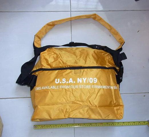 กระเป๋าสะพาย SUPREME ใบใหญ่ กว้า15นิ้ว ผ้ากันน้ำ มีสายรัดเอวเพิ่มความกระชับ