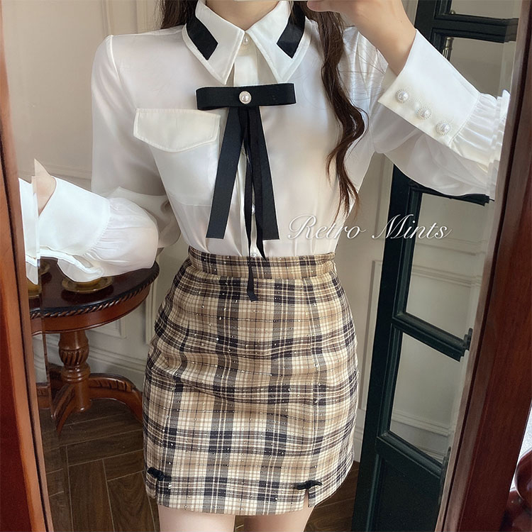 พรีออเดอร์ : เสื้อเชิ้ตแฟชั่นสีขาวตัดปกดำ มีริบบิ้นตามแบบ