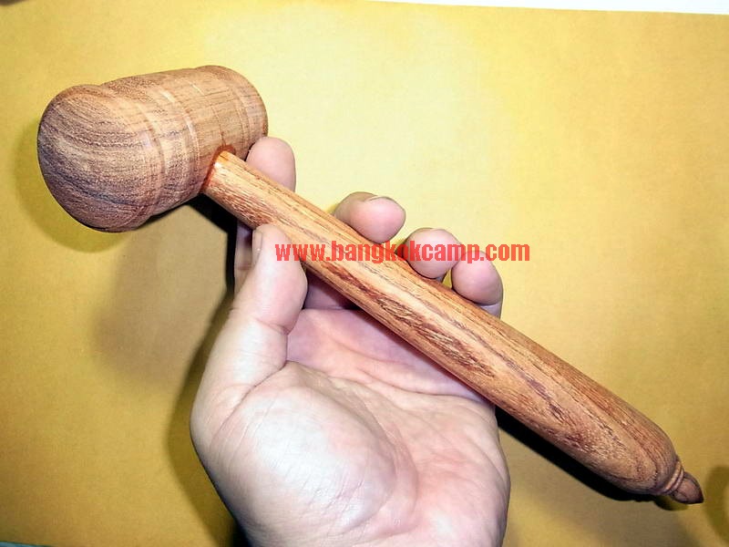 ค้อนไม้ประดู่ ยาว9.5นิ้ว.....ใช้ตอกงานเกี่ยวกับหน ังได้, หรืองานตอกที่กลัวตัวตอกหัวจะพังใช้ไม้ตอกจะช่วยซับแรงค รับ, ตอกลิ่มไม้, ตีระฆังได้