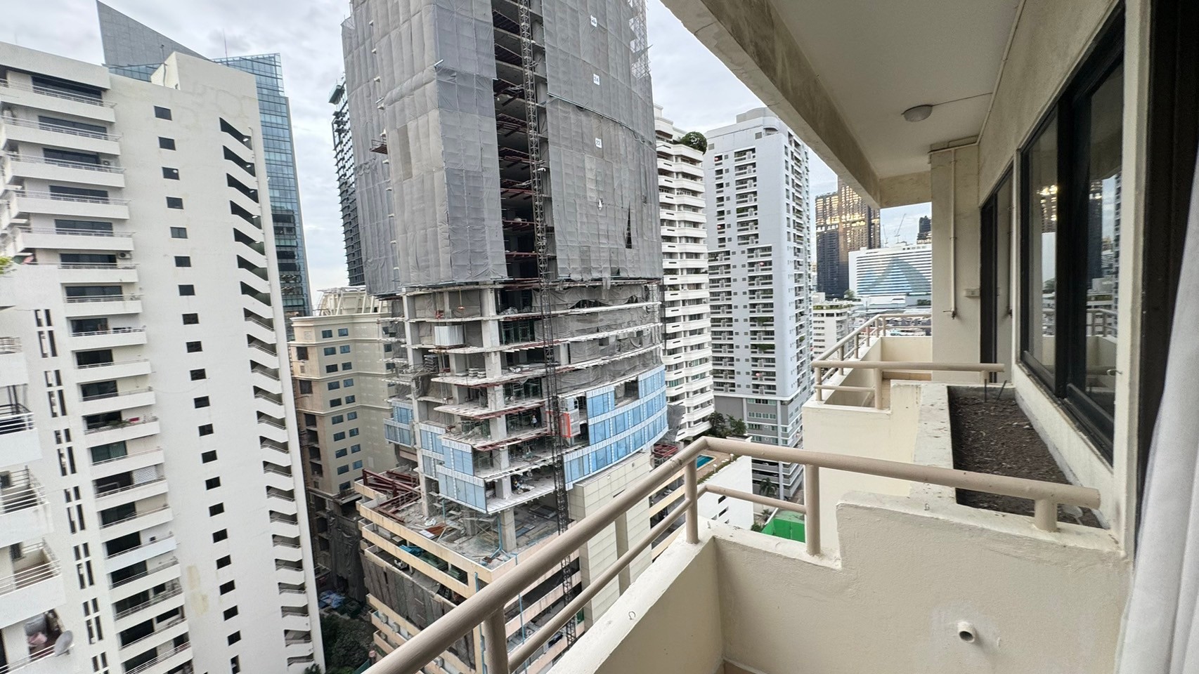 คอนโด Saranjai Mansion (สราญใจ แมนชั่น) 1 ห้องนอน 1 ห้องน้ำ ขนาด 62 ตรม. ชั้น 19 ทิศเหนือ วิว สระว่ายน้ำ