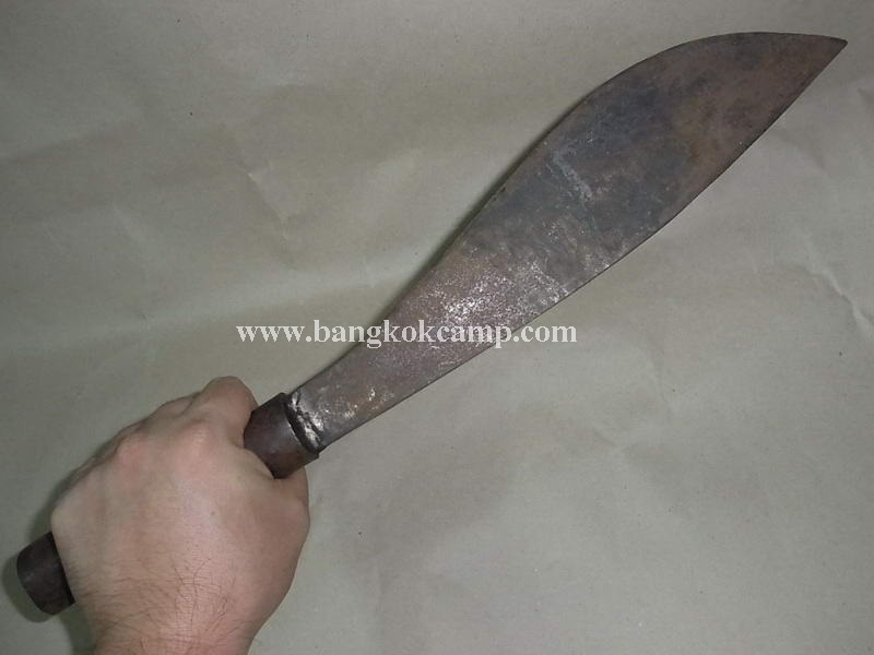 มีดเหน็บ เก่า สภาพสมบูรณ์ ยุคสงครามโลก... ใบยาว30ซม. สันหนา8มิล. ตีหนาไล่ปลายบาง สภาพสมบูรณ์.