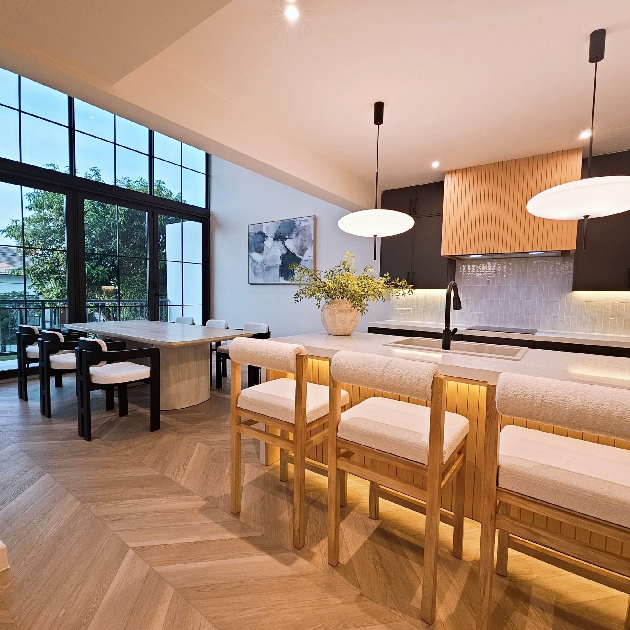 ขายและให้เช่าทาวน์โฮมติดเอกมัยทองหล่อ เดินถึง BTS พระโขนงได้ ทำเลเยี่ยมใจกลางเมืองติดเอกมัย ทองหล่อ เดินเพียงไม่กี่นาทีถึง BTS พระโขนง