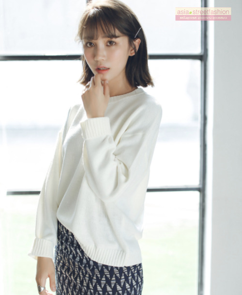Sweater เสื้อสเวทเตอร์แขนยาว สีขาว ทรงสวย จะใส่เดี่ยวไหรือใส่โค้ทคลุมก็เริ่ด