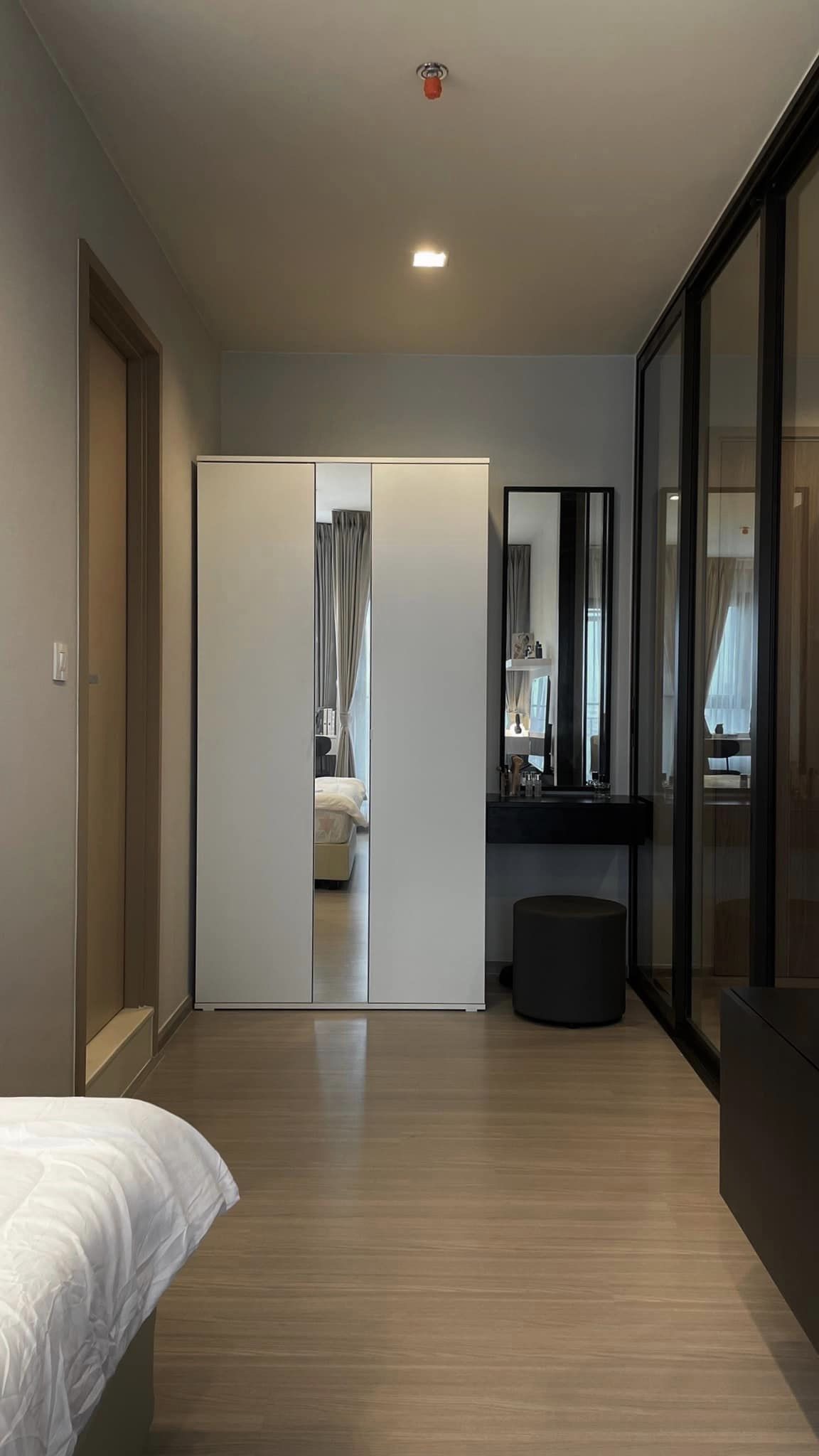 ให้เช่าคอนโด ไลฟ์ สาทร เซียร์รา ตลาดพลู (Life Sathorn Sierra Talat phlu ) 1 ห้องนอน ขนาด 28 SQ.M ชั้น 17 หน้าต่างทิศเหนือ หัวเตียงทิศตะวันออก