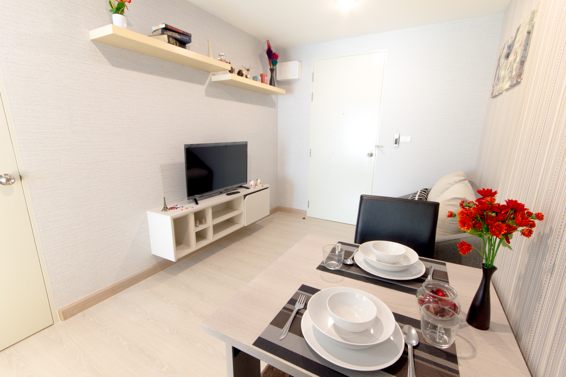 ขายคอนโดThe Kith Plus Sukhumvit 113 (เดอะ คิทท์ พลัส สุขุมวิท 113) 2 ยูนิต ตกแต่งครบพร้อมเข้าอยู่ ยูนิตที่1 แบบ 1 ห้องนอน 1 ห้องน้ำ ตึก A ชั้น 3