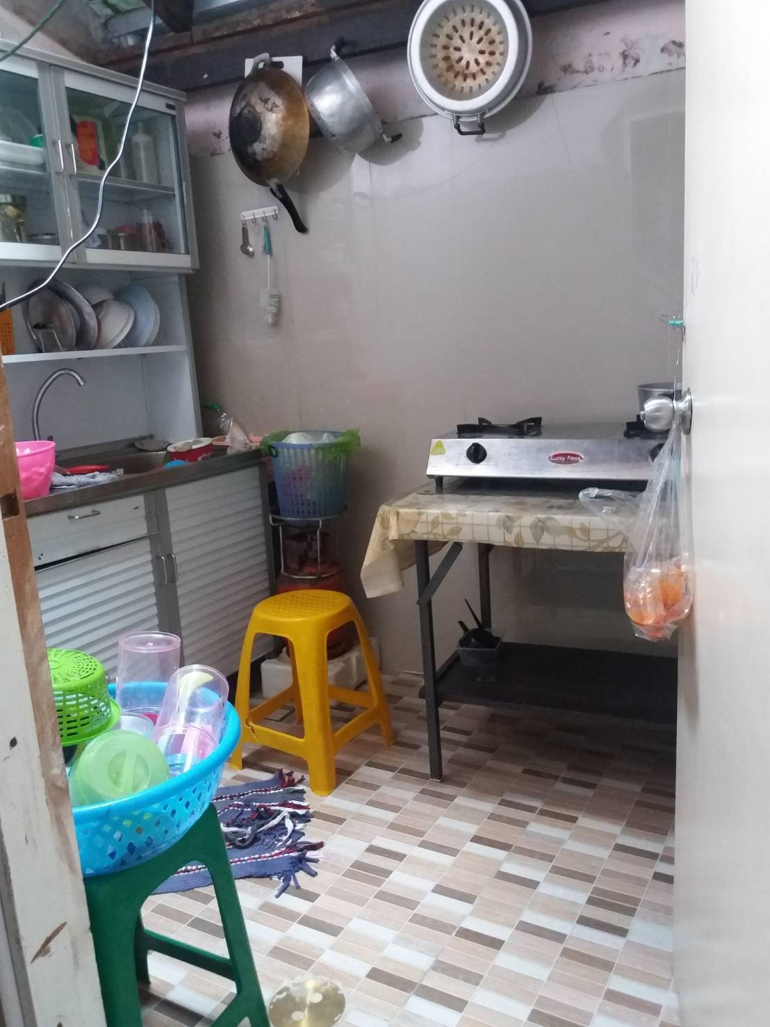 ขาย / เช่า ทาวน์เฮ้าส์ 2 ชั้น 2 นอน 2 น้ำ 1 ครัว 1 ห้องรับแขก ขนาด 15 ตรว. มีระเบียง แอร์ 1 เครื่อง